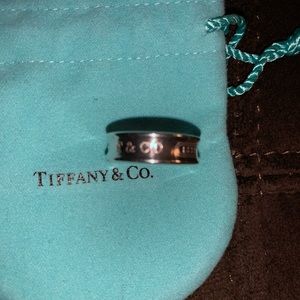 LIKE NEW TIFFANY & CO RING